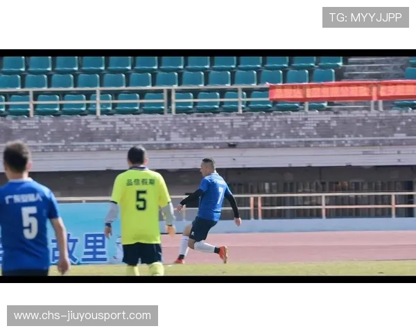 足球守门员扑救撞柱子！血染球网